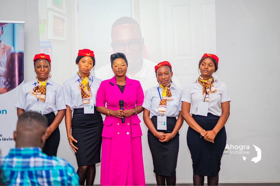 Service d’hôtesses initié par une membre d’Ahogra Initiative, mobilisé pour le protocole de la cérémonie.