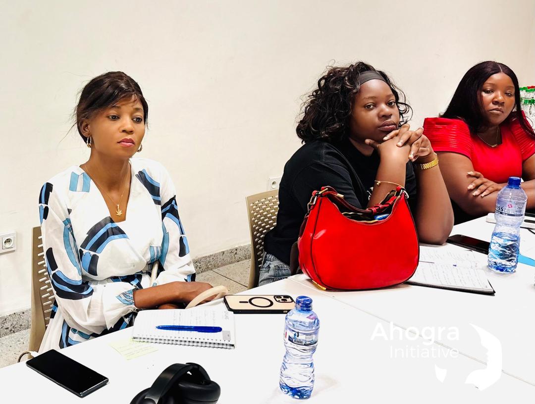 Participants découvrant le manuel du programme